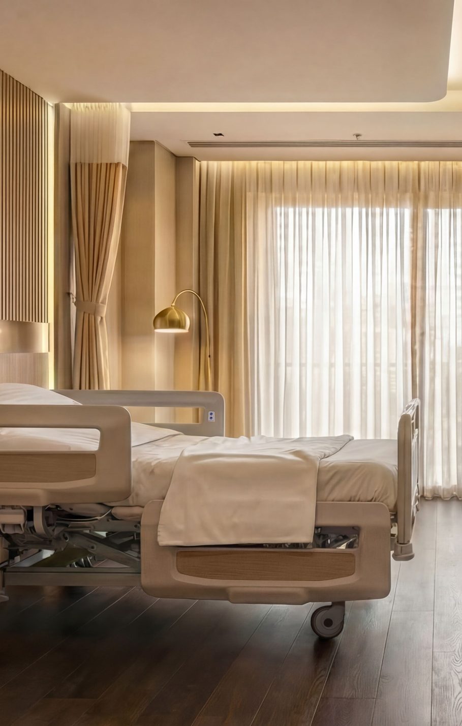 Pat medical într-o cameră cu perdele și lumină naturală