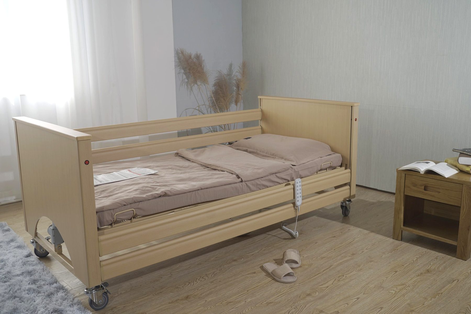 Pat electric de îngrijire cu cadru din lemn, balustrade laterale și telecomandă
